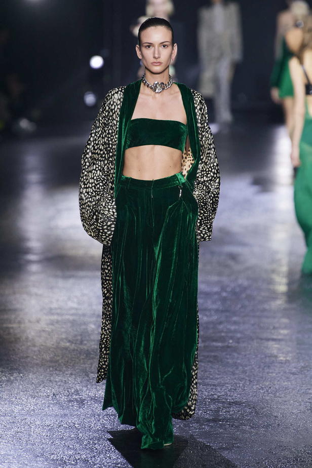 الجرأة والنقشات المتنوعة برزت في عرض روبيرتو كافالي لخريف وشتاء 2022