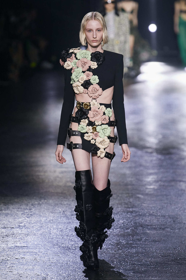 الجرأة والنقشات المتنوعة برزت في عرض روبيرتو كافالي لخريف وشتاء 2022