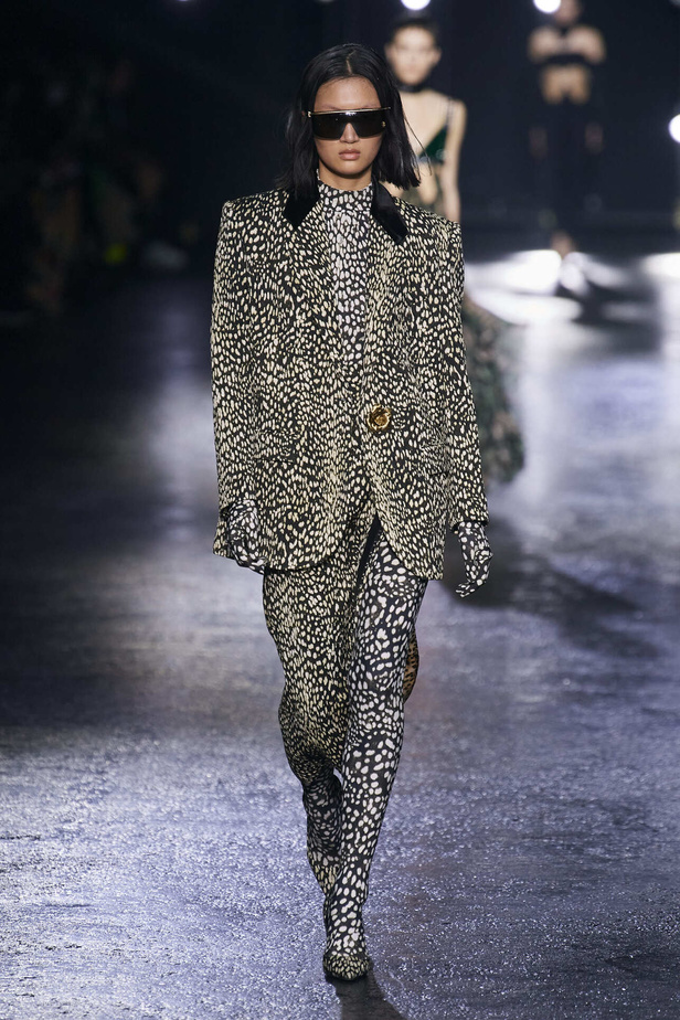 الجرأة والنقشات المتنوعة برزت في عرض روبيرتو كافالي لخريف وشتاء 2022