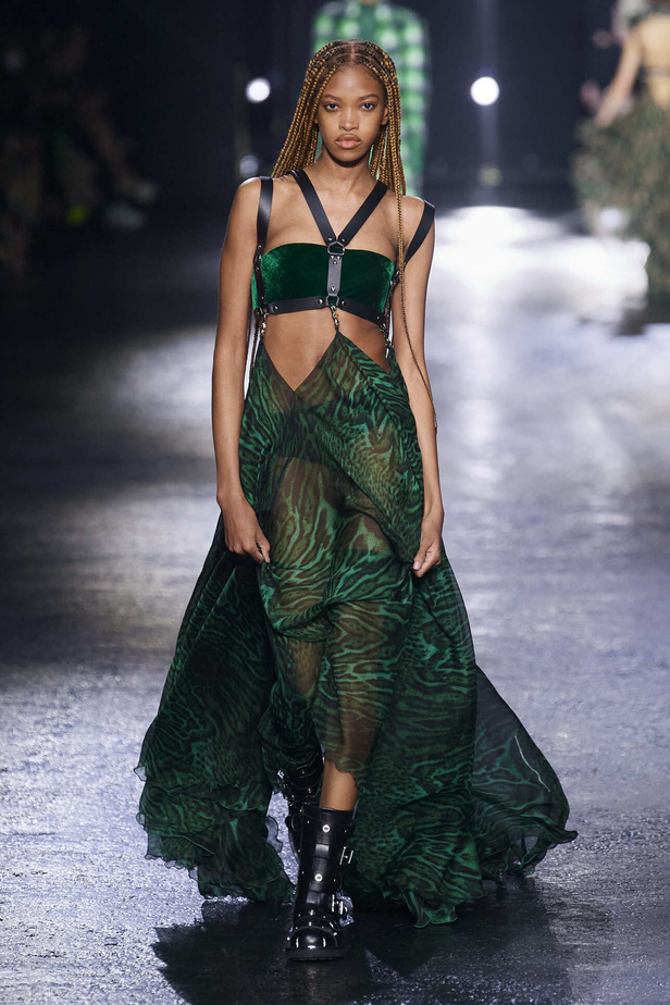 الجرأة والنقشات المتنوعة برزت في عرض روبيرتو كافالي لخريف وشتاء 2022