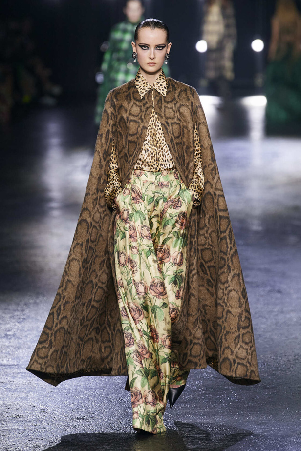 الجرأة والنقشات المتنوعة برزت في عرض روبيرتو كافالي لخريف وشتاء 2022