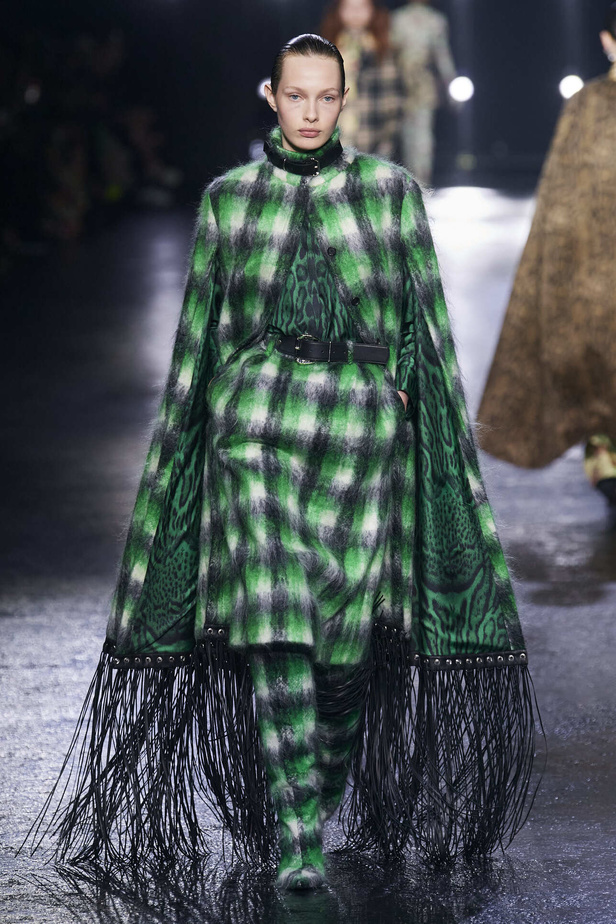 الجرأة والنقشات المتنوعة برزت في عرض روبيرتو كافالي لخريف وشتاء 2022