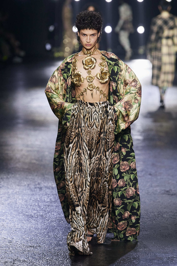 الجرأة والنقشات المتنوعة برزت في عرض روبيرتو كافالي لخريف وشتاء 2022