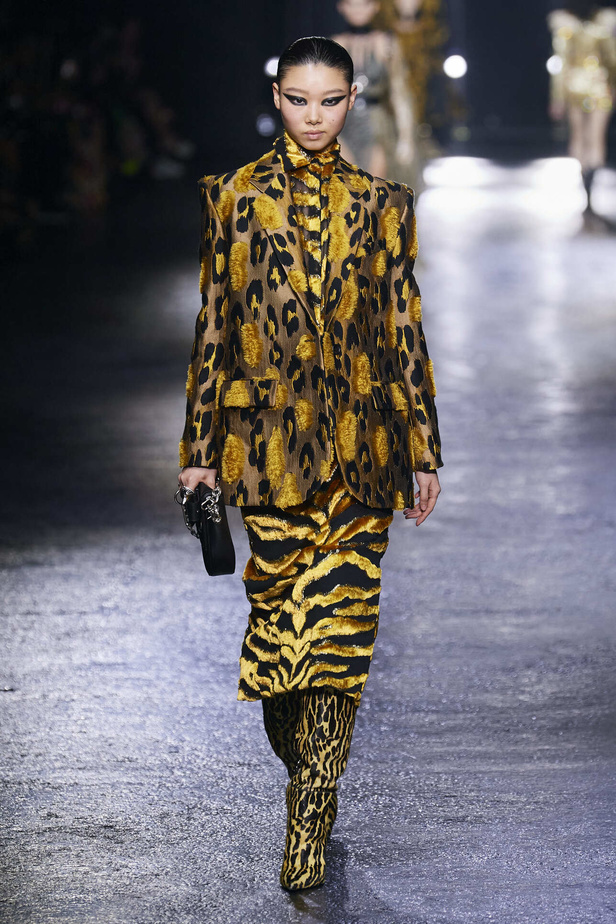 الجرأة والنقشات المتنوعة برزت في عرض روبيرتو كافالي لخريف وشتاء 2022