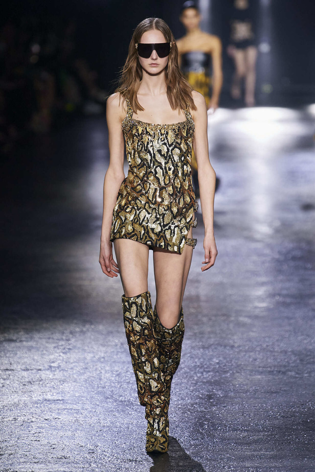 الجرأة والنقشات المتنوعة برزت في عرض روبيرتو كافالي لخريف وشتاء 2022