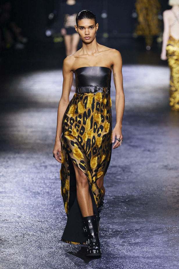 الجرأة والنقشات المتنوعة برزت في عرض روبيرتو كافالي لخريف وشتاء 2022