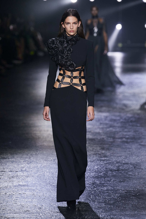 الجرأة والنقشات المتنوعة برزت في عرض روبيرتو كافالي لخريف وشتاء 2022