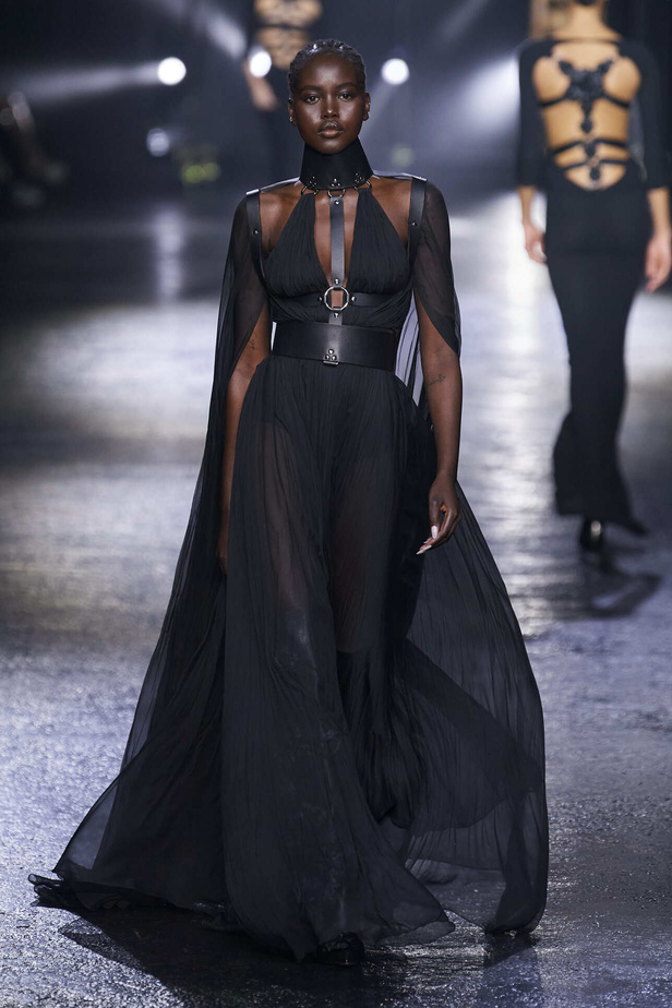 الجرأة والنقشات المتنوعة برزت في عرض روبيرتو كافالي لخريف وشتاء 2022