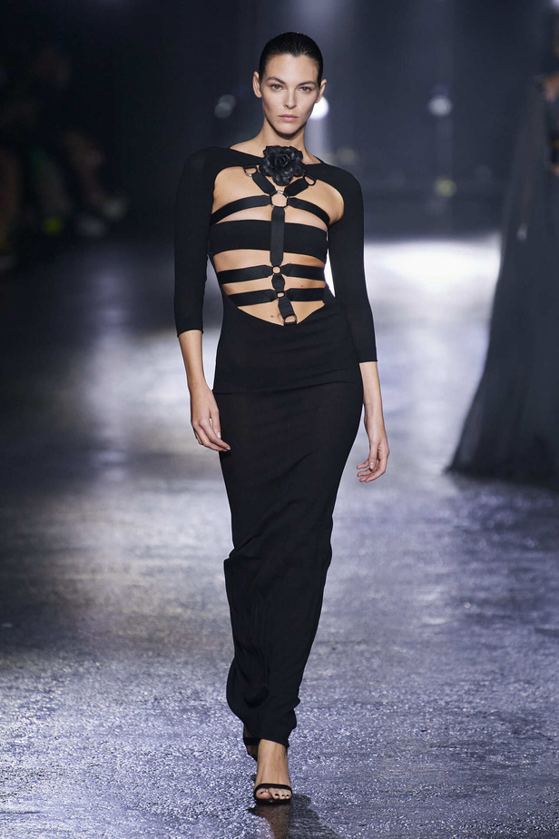 الجرأة والنقشات المتنوعة برزت في عرض روبيرتو كافالي لخريف وشتاء 2022