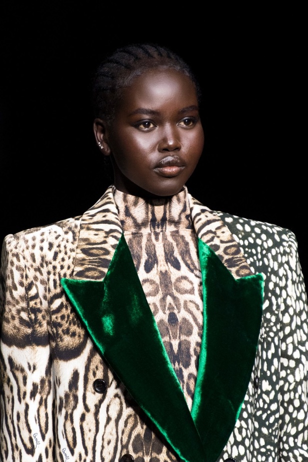 اطلالات جمالية في عرض روبيرتو كافالي لخريف وشتاء 2022