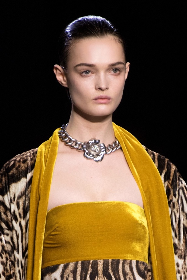 اطلالات جمالية في عرض روبيرتو كافالي لخريف وشتاء 2022