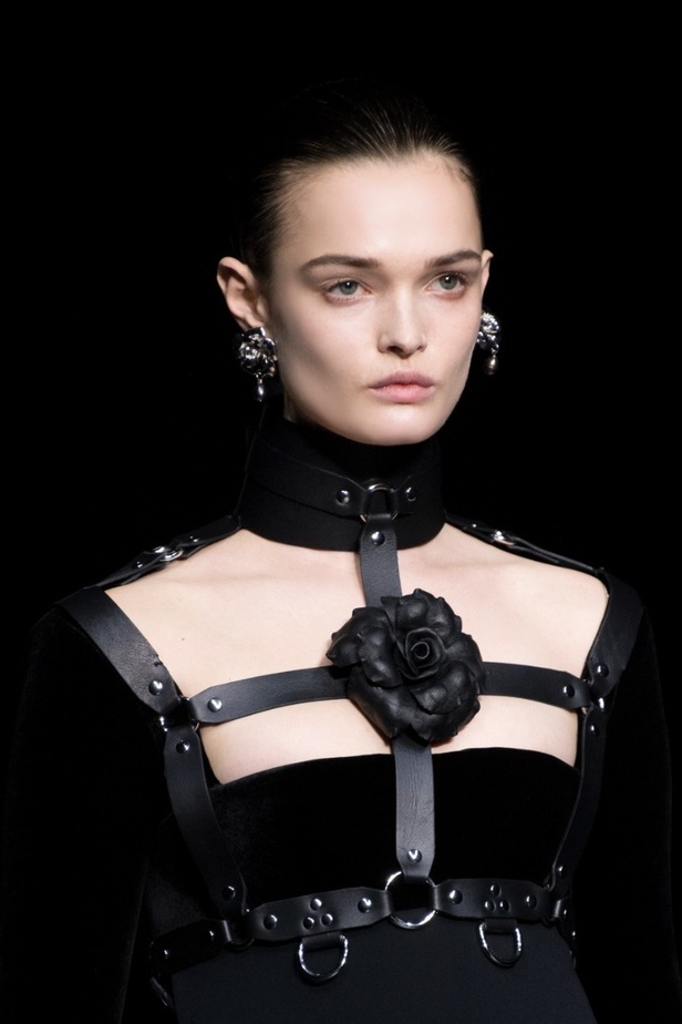 اطلالات جمالية في عرض روبيرتو كافالي لخريف وشتاء 2022