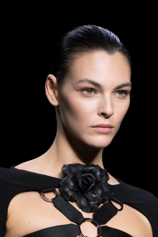 اطلالات جمالية في عرض روبيرتو كافالي لخريف وشتاء 2022