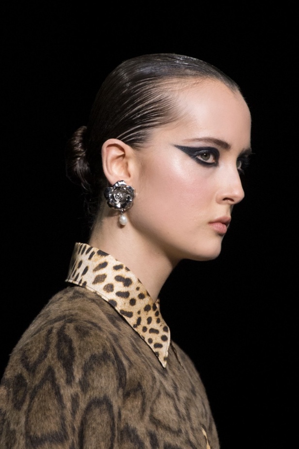 اطلالات جمالية في عرض روبيرتو كافالي لخريف وشتاء 2022