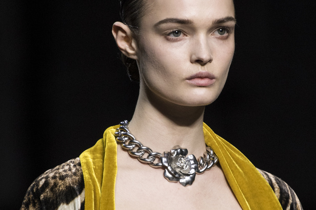 الجرأة والنقشات المتنوعة برزت في عرض روبيرتو كافالي لخريف وشتاء 2022