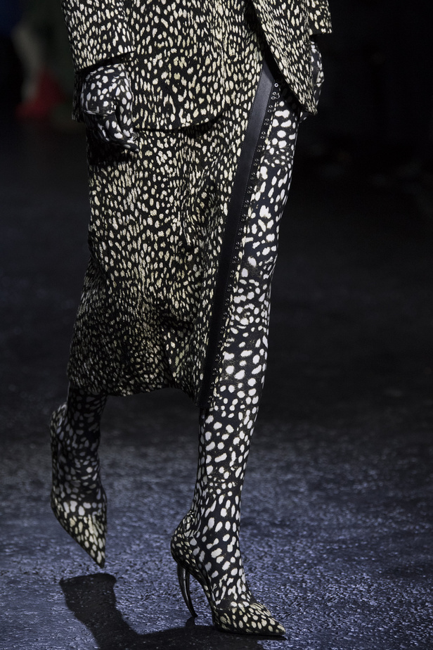 الجرأة والنقشات المتنوعة برزت في عرض روبيرتو كافالي لخريف وشتاء 2022