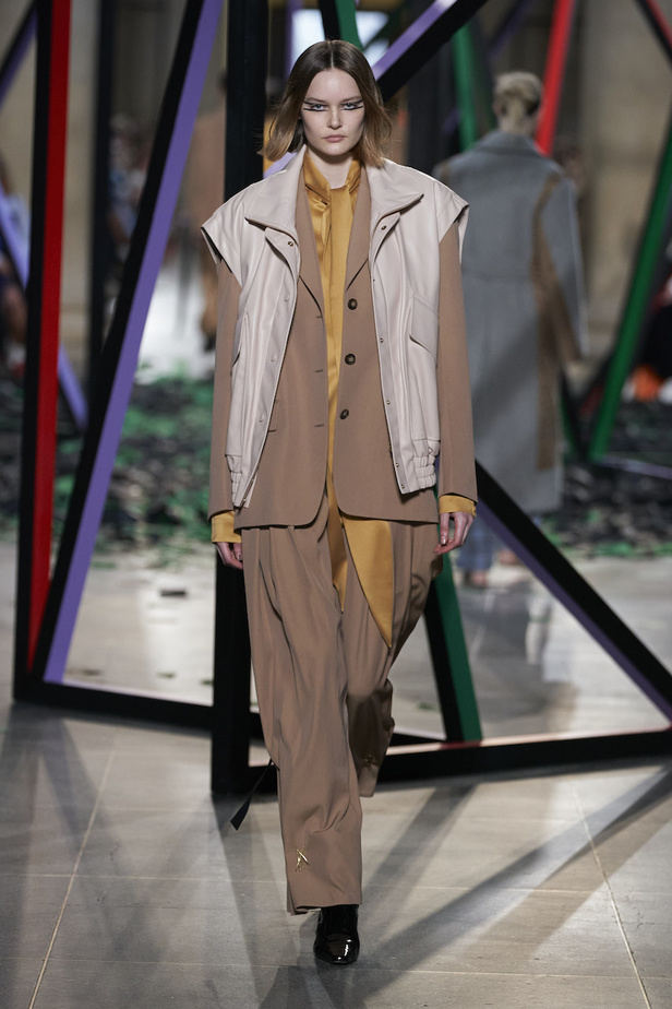 عرض أزياء روسكاندا لموسم خريف 2022