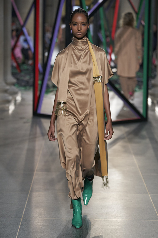 عرض أزياء روسكاندا لموسم خريف 2022