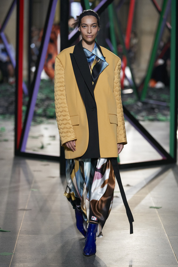 عرض أزياء روسكاندا لموسم خريف 2022