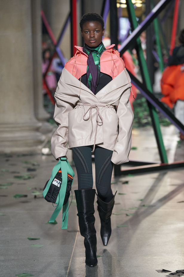 عرض أزياء روسكاندا لموسم خريف 2022