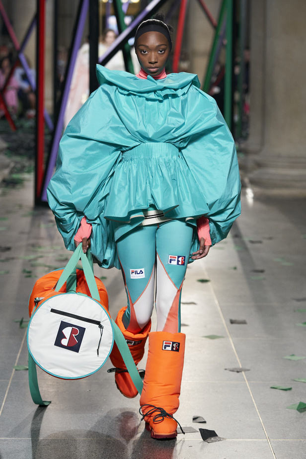 عرض أزياء روسكاندا لموسم خريف 2022