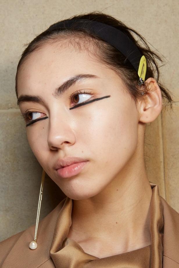 اطلالات جمالية من عرض أزياء Roksanda لموسم خريف 2022