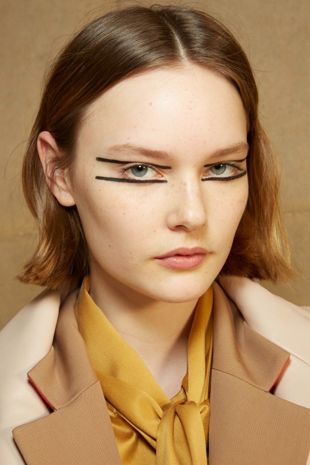 اطلالات جمالية من عرض أزياء Roksanda لموسم خريف 2022