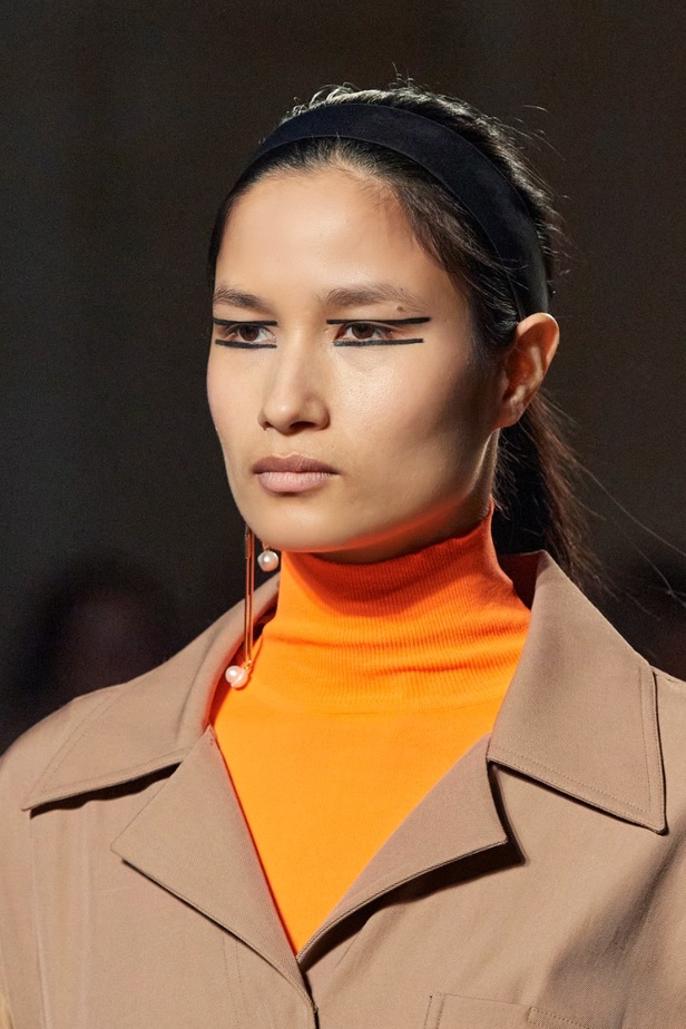 اطلالات جمالية من عرض أزياء Roksanda لموسم خريف 2022