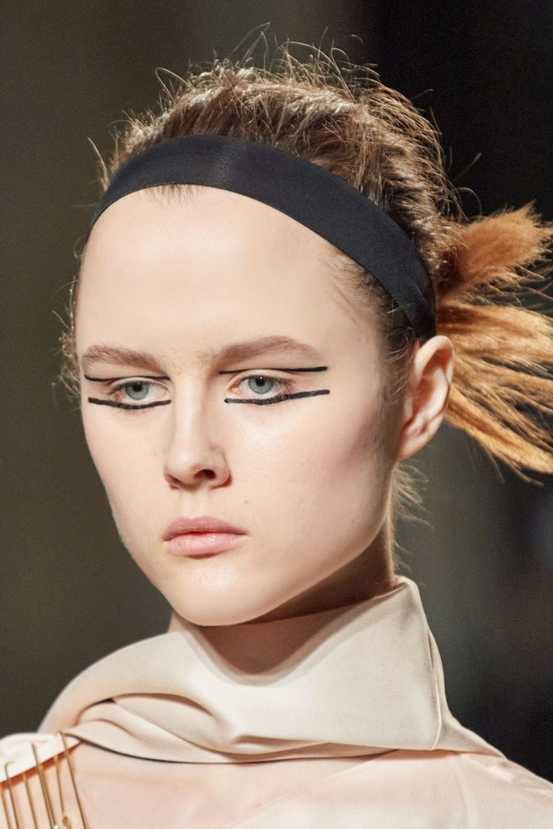 اطلالات جمالية من عرض أزياء Roksanda لموسم خريف 2022