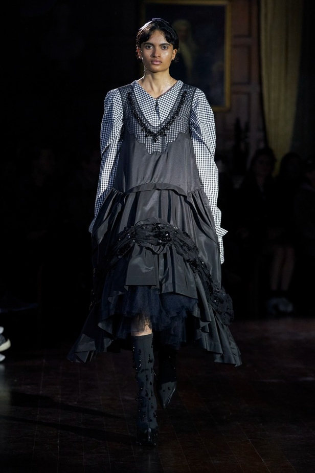 مجموعة أزياء Simone Rocha لخريف وشتاء 2022