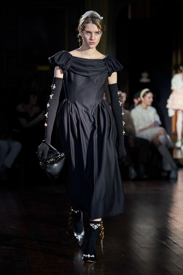 مجموعة أزياء Simone Rocha لخريف وشتاء 2022