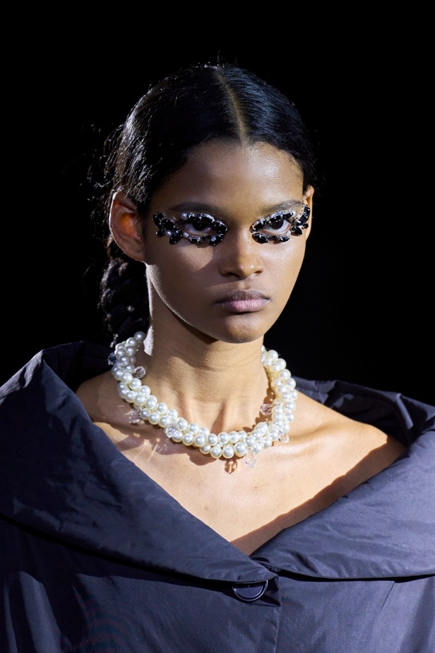 إطلالات جمالية من مجموعة أزياء Simone Rocha لخريف وشتاء 2022