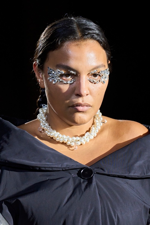 إطلالات جمالية من مجموعة أزياء Simone Rocha لخريف وشتاء 2022