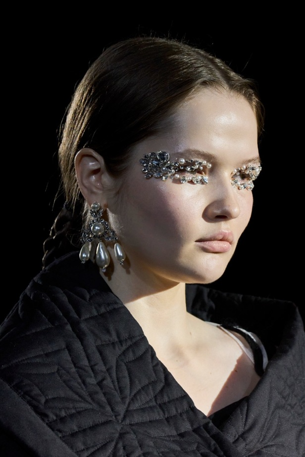 إطلالات جمالية من مجموعة أزياء Simone Rocha لخريف وشتاء 2022