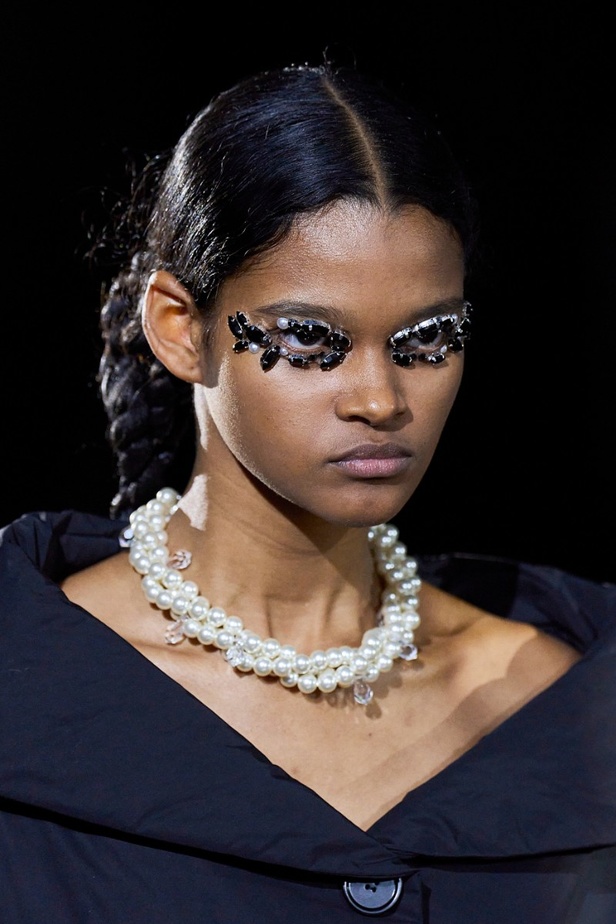 إطلالات جمالية من مجموعة أزياء Simone Rocha لخريف وشتاء 2022