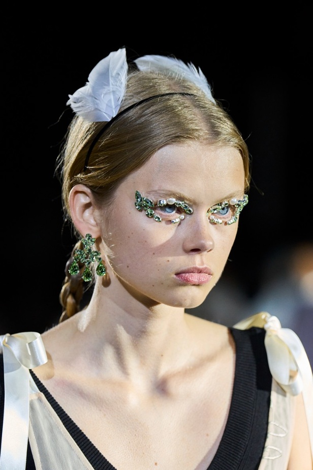 إطلالات جمالية من مجموعة أزياء Simone Rocha لخريف وشتاء 2022