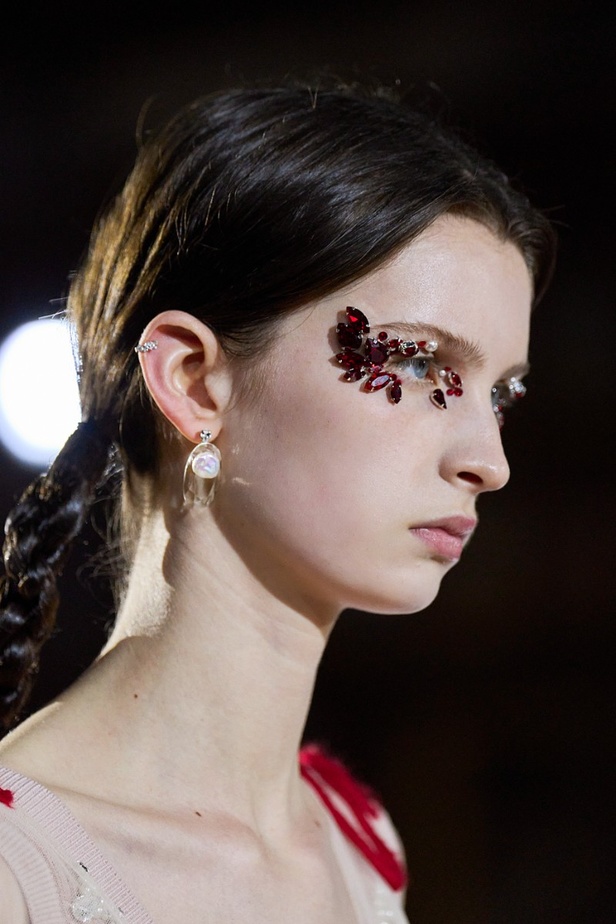 إطلالات جمالية من مجموعة أزياء Simone Rocha لخريف وشتاء 2022