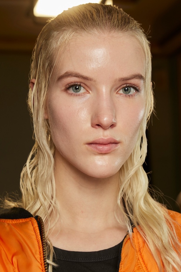 اطلالات جمالية من عرض أزياء Ermano Scervino لموسم خريف 2022