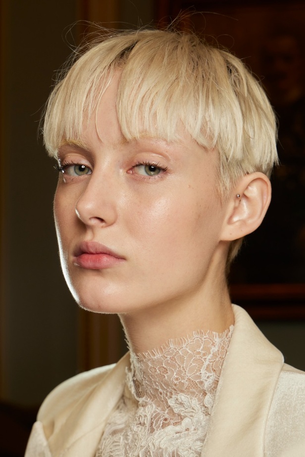 اطلالات جمالية من عرض أزياء Ermano Scervino لموسم خريف 2022