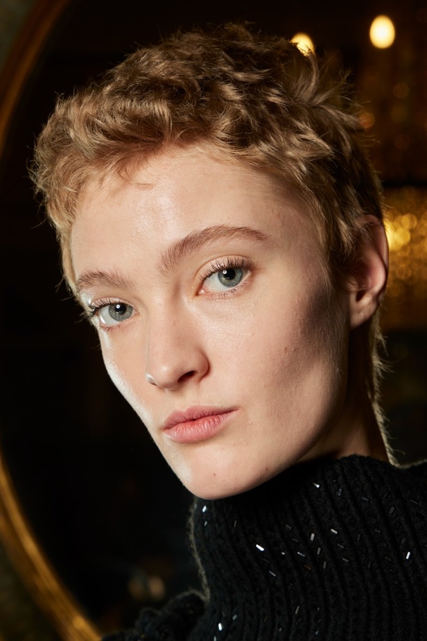 اطلالات جمالية من عرض أزياء Ermano Scervino لموسم خريف 2022