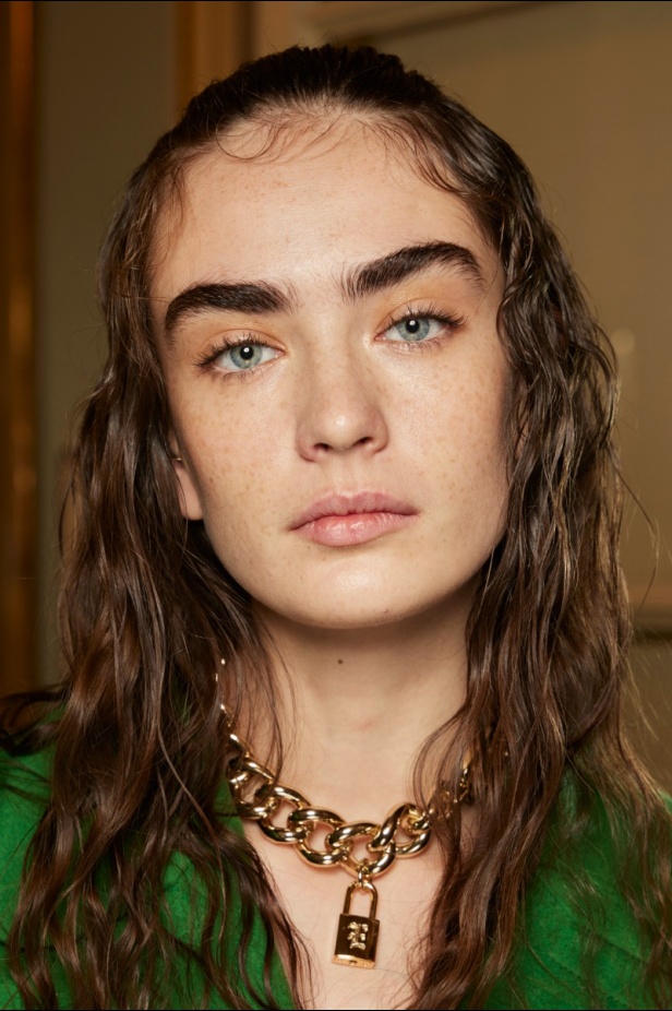 اطلالات جمالية من عرض أزياء Ermano Scervino لموسم خريف 2022