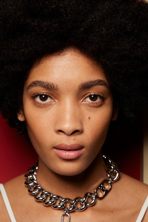 اطلالات جمالية من عرض أزياء Ermano Scervino لموسم خريف 2022