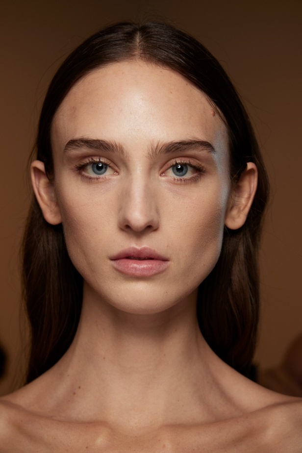 مكياج وتسريحات شعر عرض أزياء Proenza Schouler لموسم خريف 2022