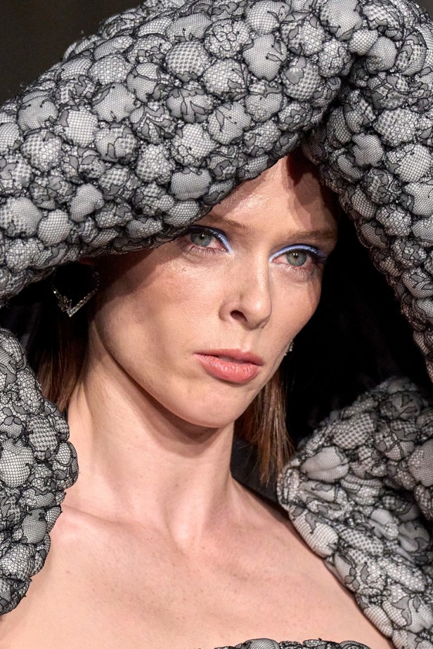 مكياج وتسريحات شعر عرض أزياء Christian Siriano لخريف وشتاء 2022