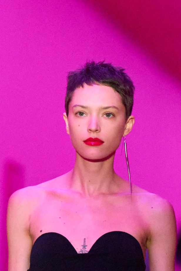 مجموعة Sportmax لخريف وشتاء 2022 تتغنّى بالأنوثة الطاغية