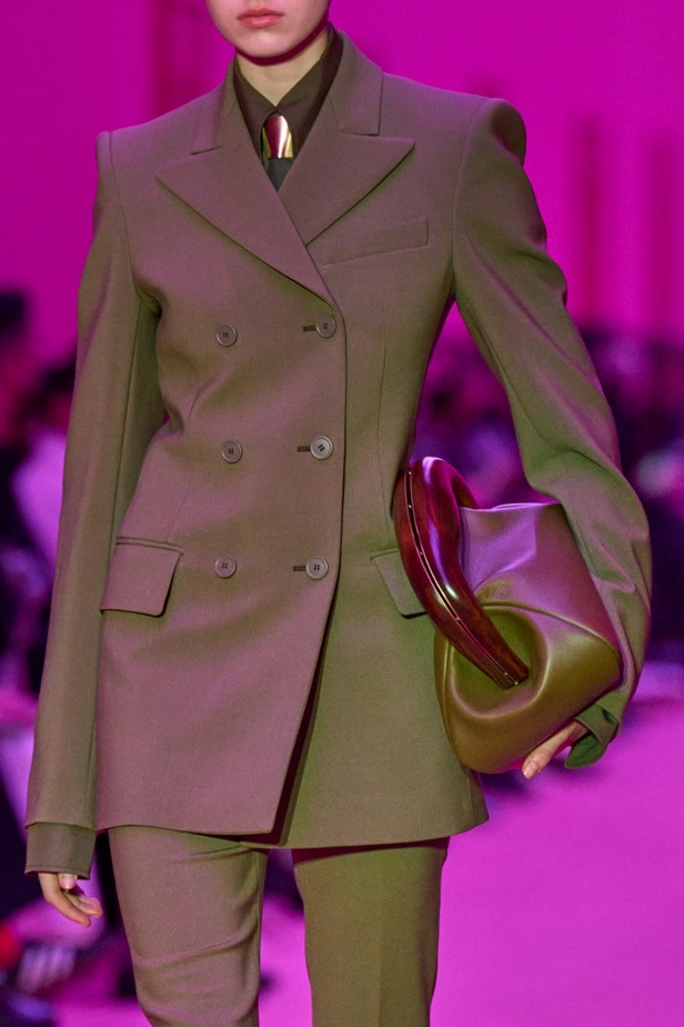 مجموعة Sportmax لخريف وشتاء 2022 تتغنّى بالأنوثة الطاغية