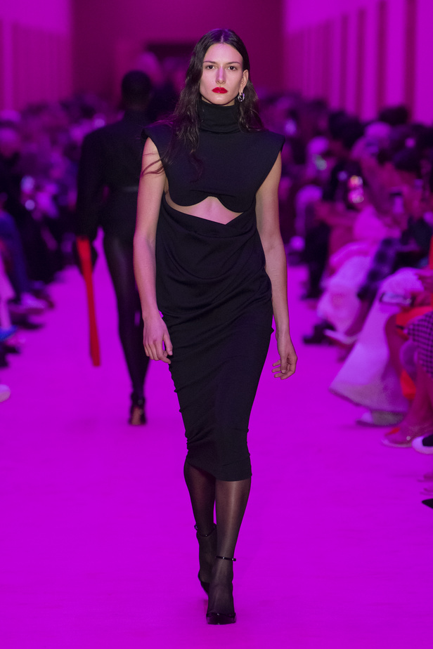 مجموعة Sportmax لخريف وشتاء 2022 تتغنّى بالأنوثة الطاغية