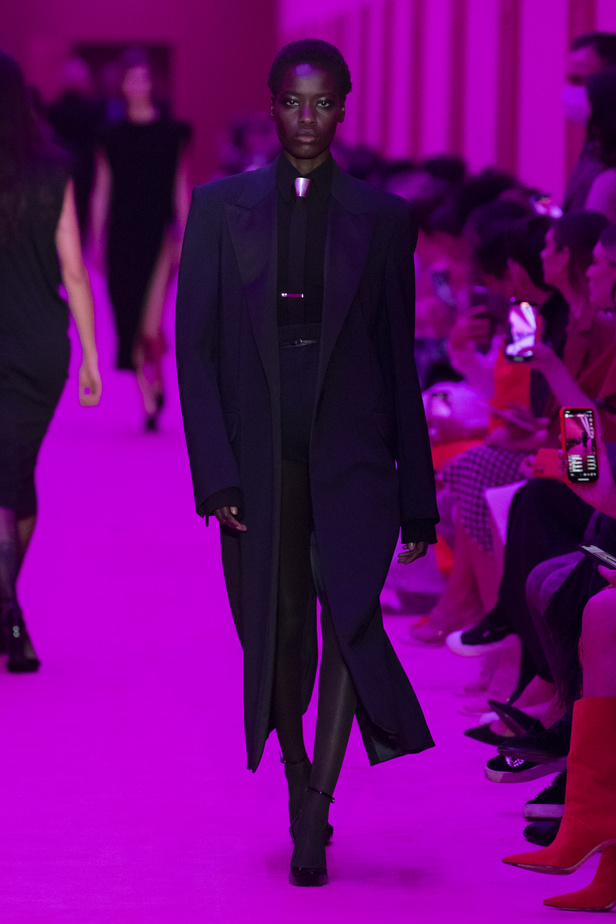 مجموعة Sportmax لخريف وشتاء 2022 تتغنّى بالأنوثة الطاغية