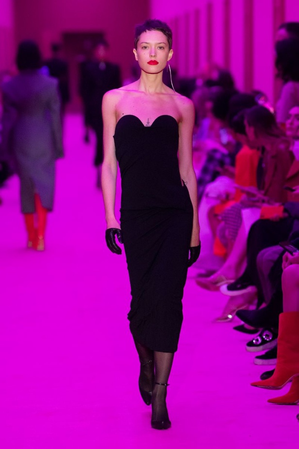 مجموعة Sportmax لخريف وشتاء 2022 تتغنّى بالأنوثة الطاغية