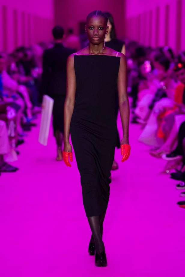 مجموعة Sportmax لخريف وشتاء 2022 تتغنّى بالأنوثة الطاغية